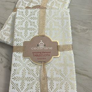 52” x 70” Metallic Tablecloth by Cedar Lane: Sprouting Diamond